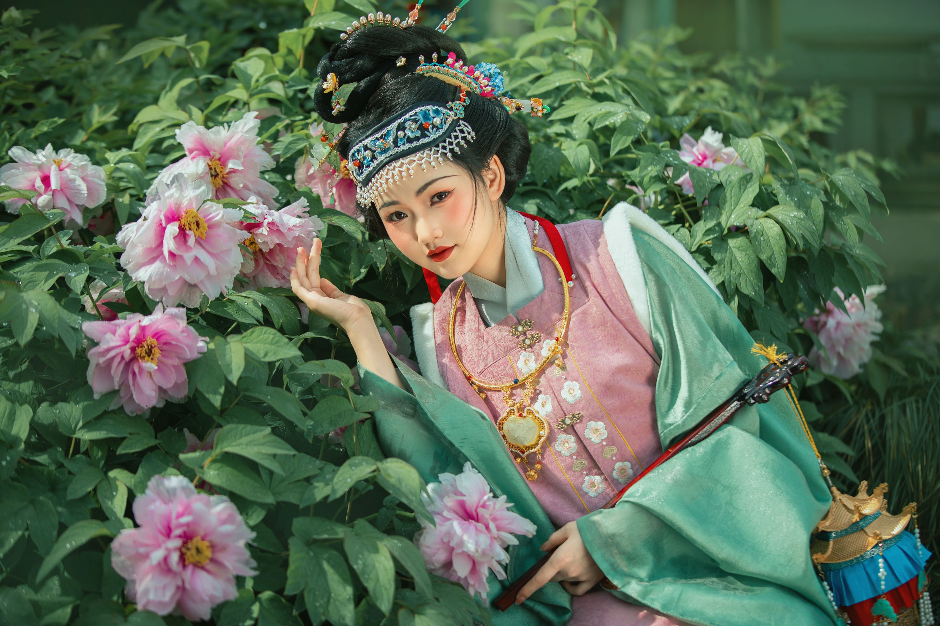 《牡丹从中的明仕女》[20P]