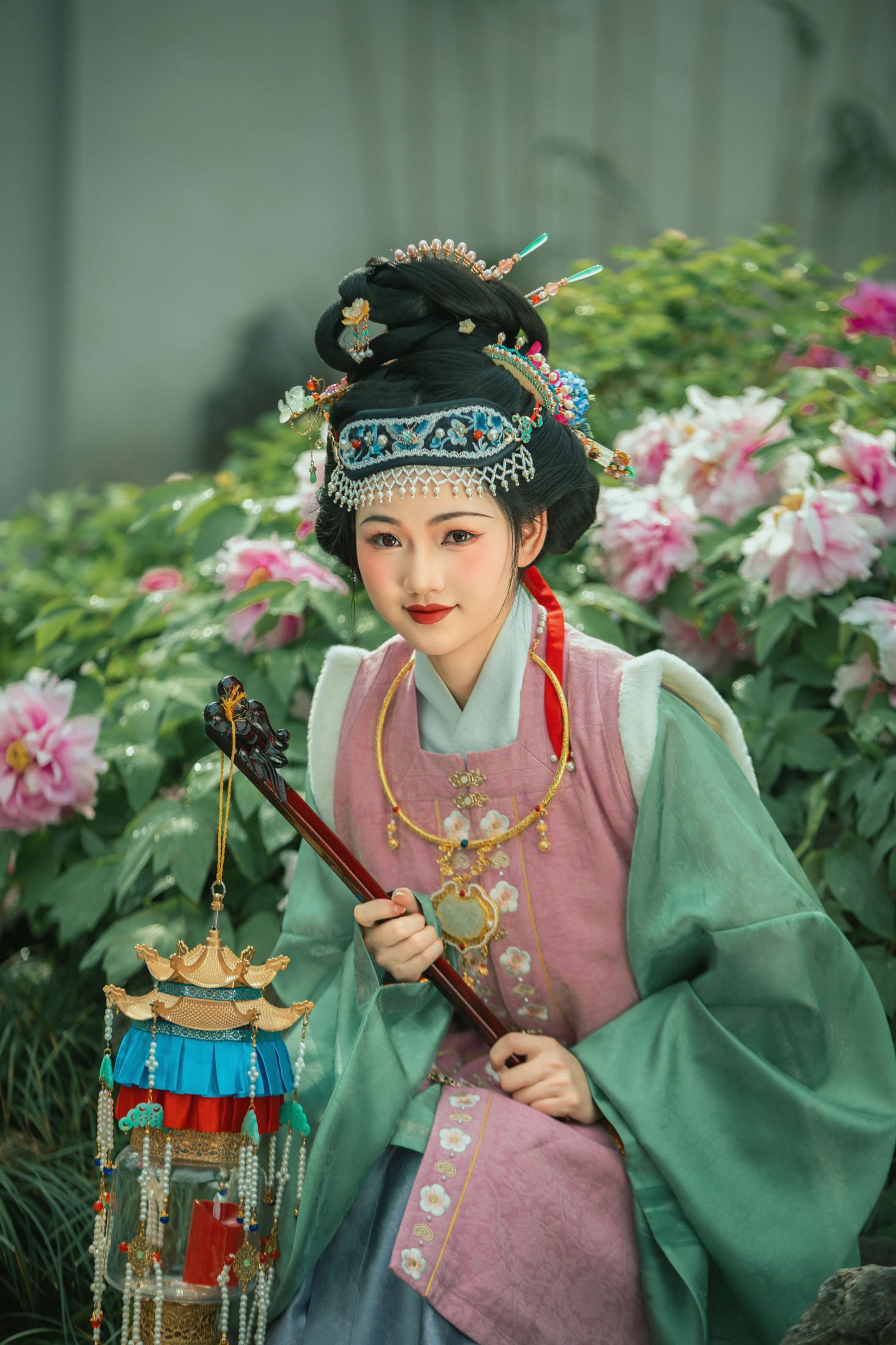 《牡丹从中的明仕女》[20P]