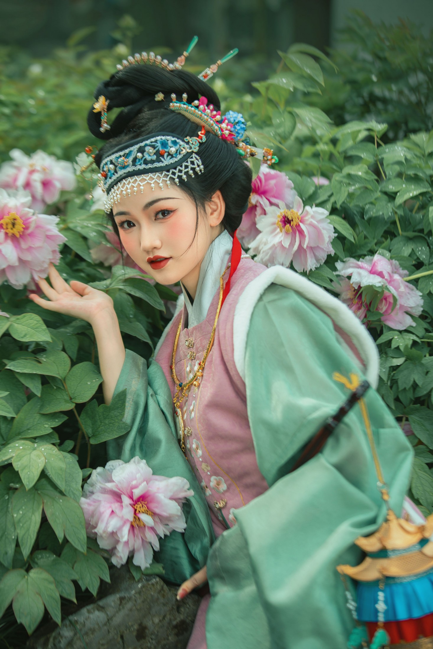 《牡丹从中的明仕女》[20P]