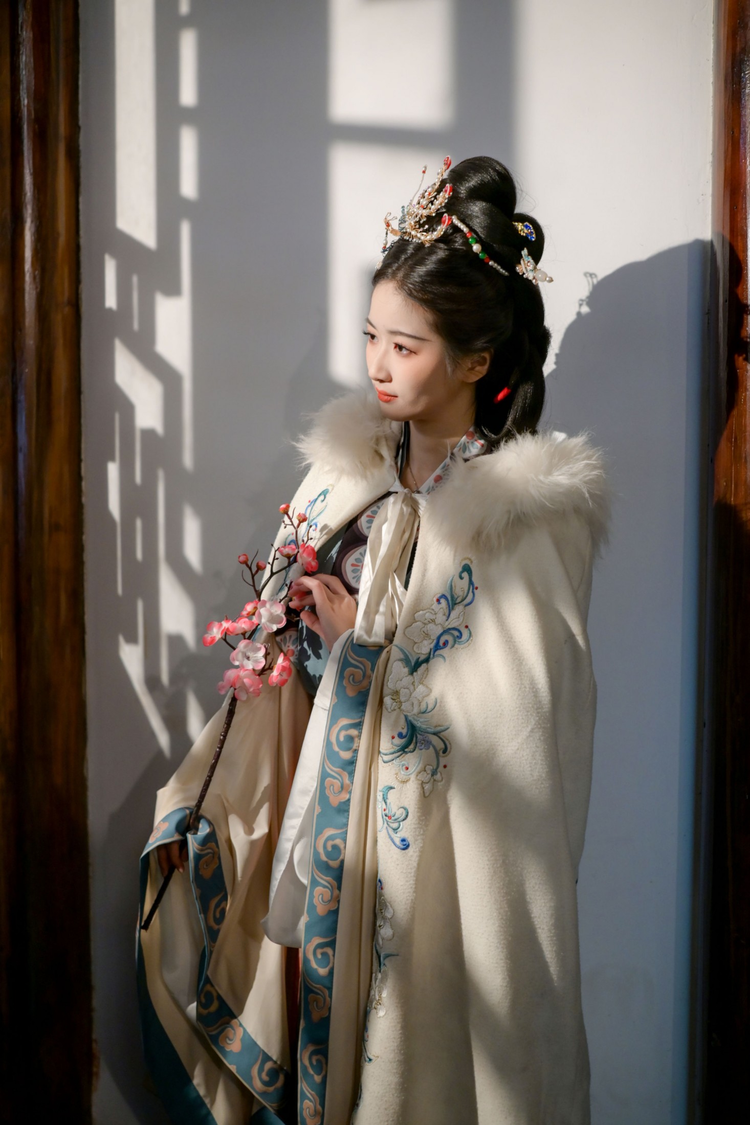 《窗影横斜 梅枝映雪 一襟冬意入汉服》[12P]