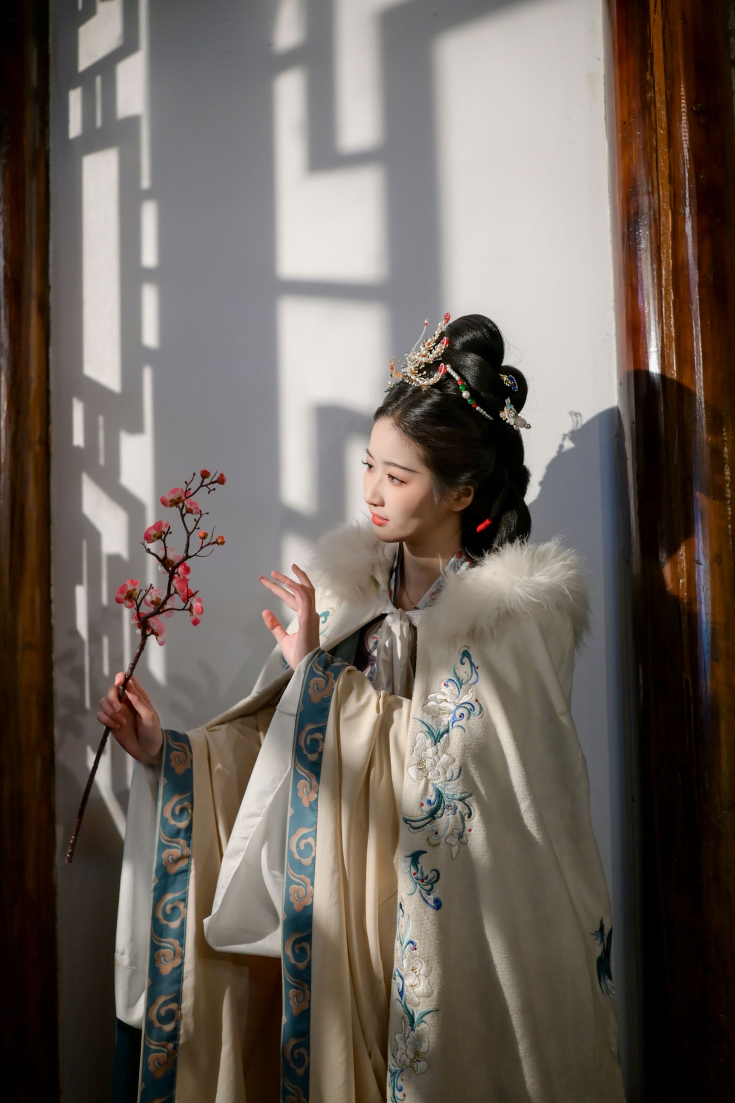 《窗影横斜 梅枝映雪 一襟冬意入汉服》[12P]