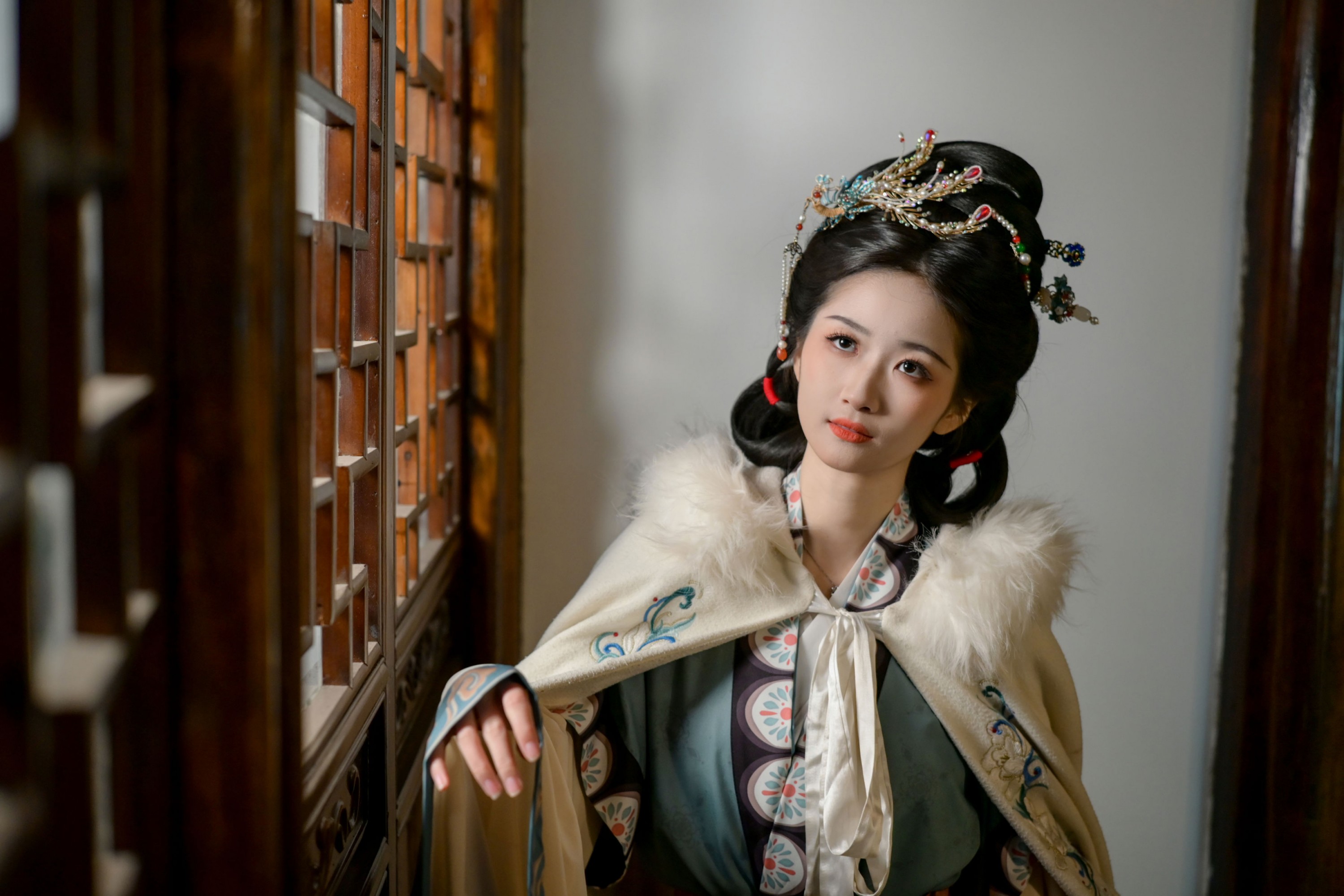 《窗影横斜 梅枝映雪 一襟冬意入汉服》[12P]