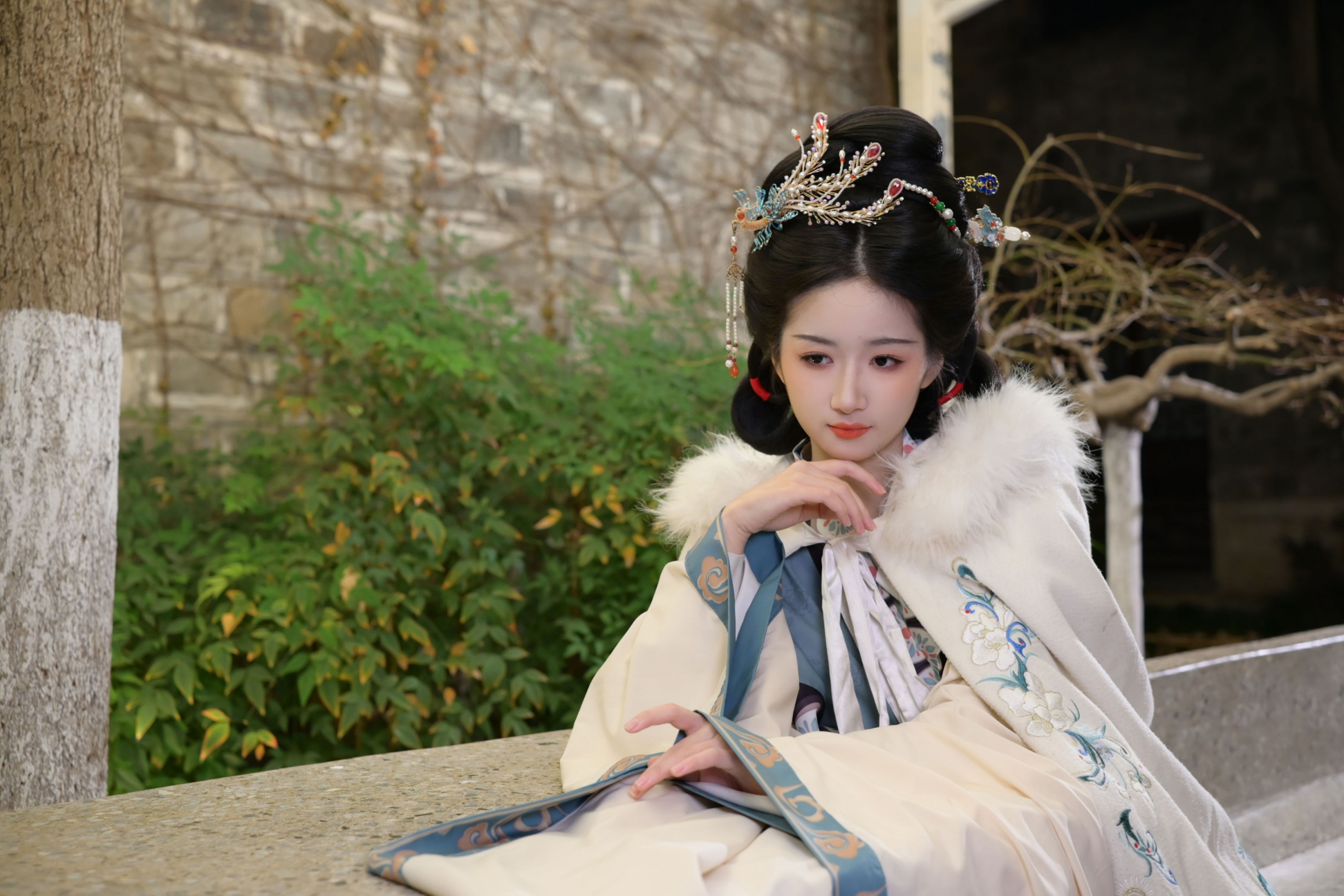 《窗影横斜 梅枝映雪 一襟冬意入汉服》[12P]