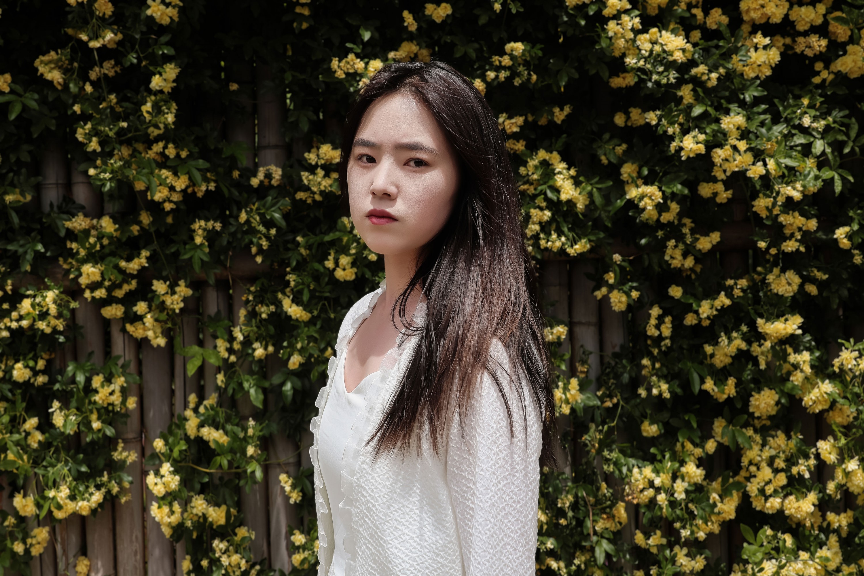 《黄木香白衣模特户外美女》[26P]