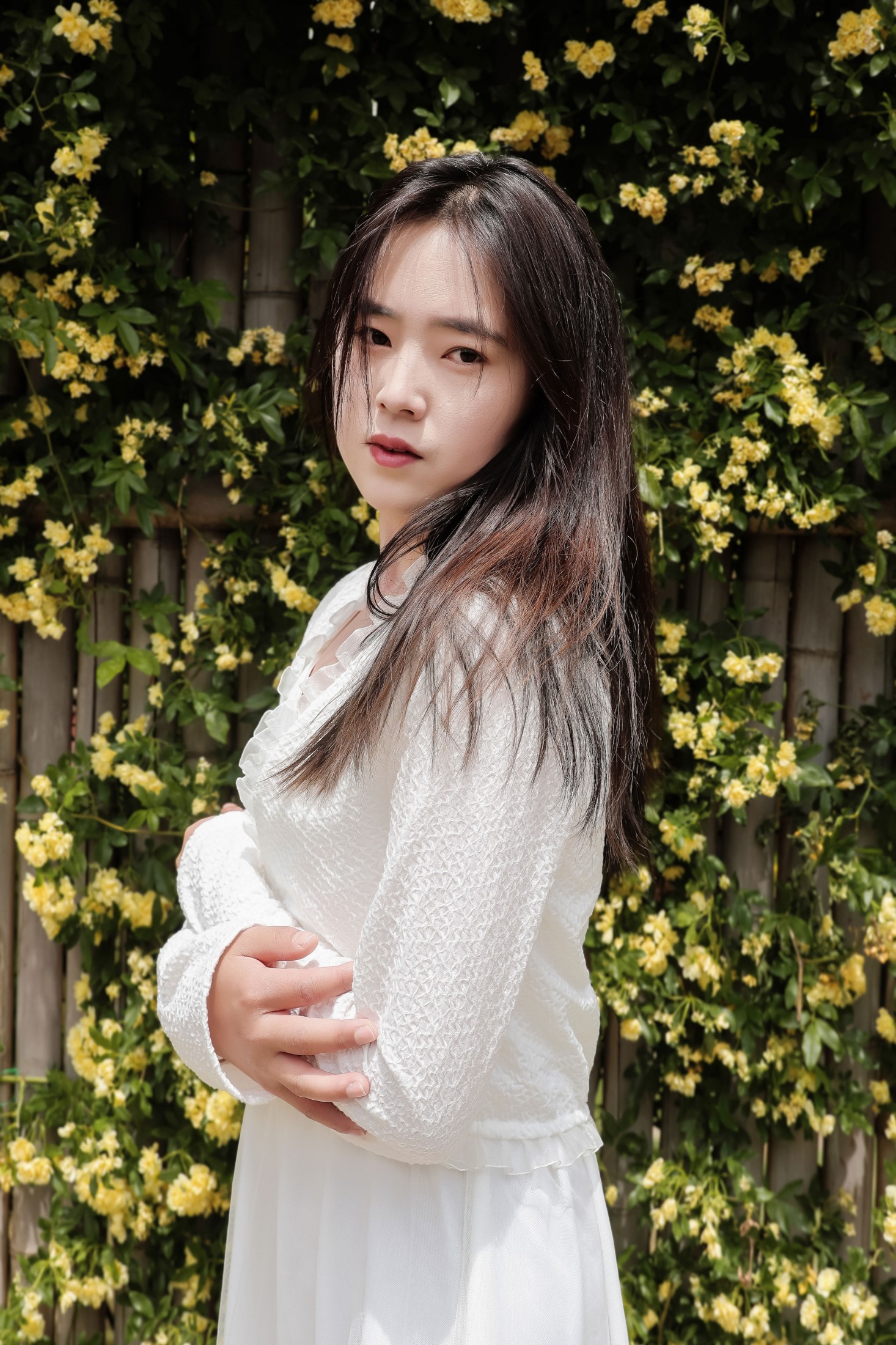 《黄木香白衣模特户外美女》[26P]