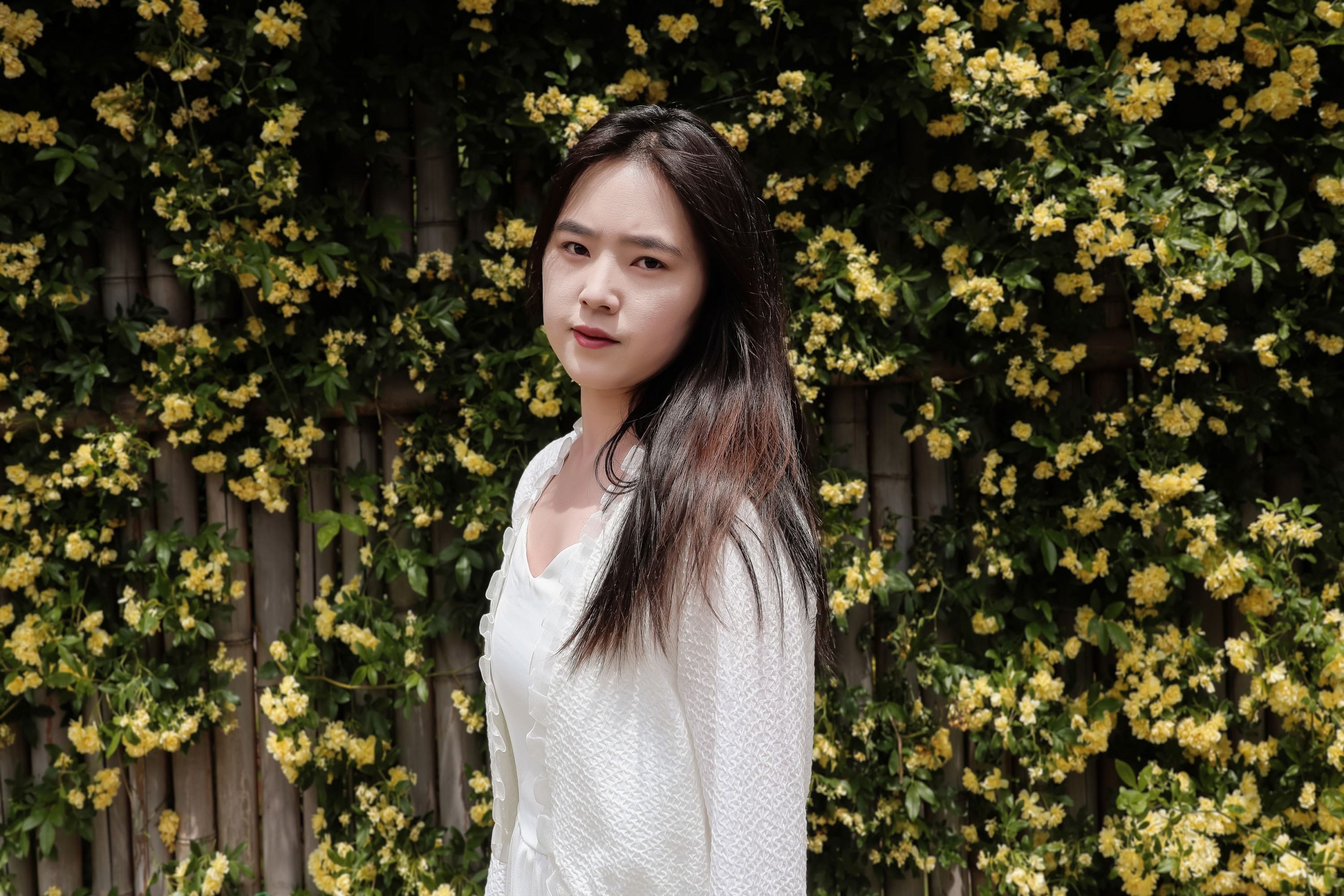 《黄木香白衣模特户外美女》[26P]