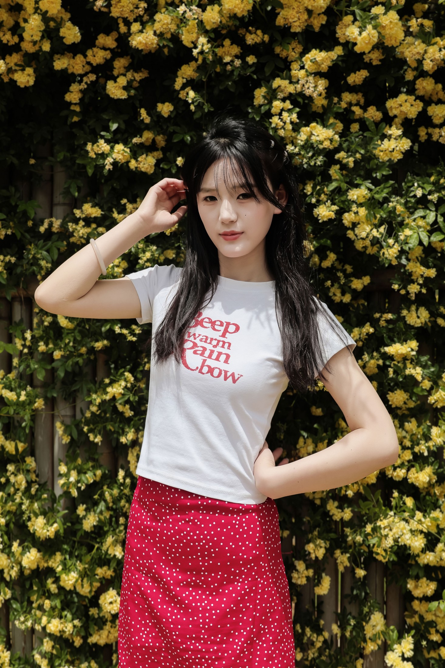 《黄木香白衣红裙子模特户外美女》[17P]