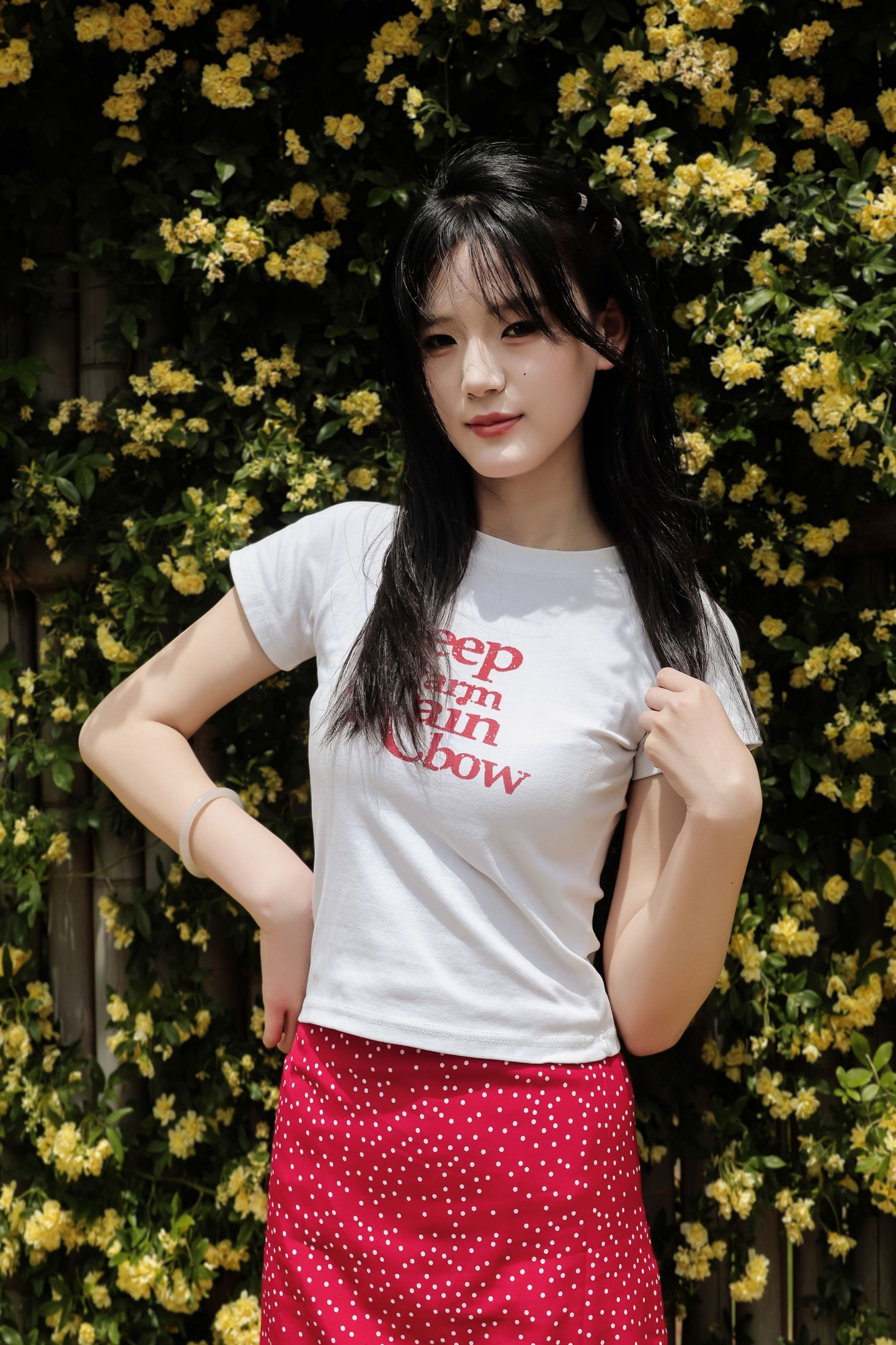 《黄木香白衣红裙子模特户外美女》[17P]