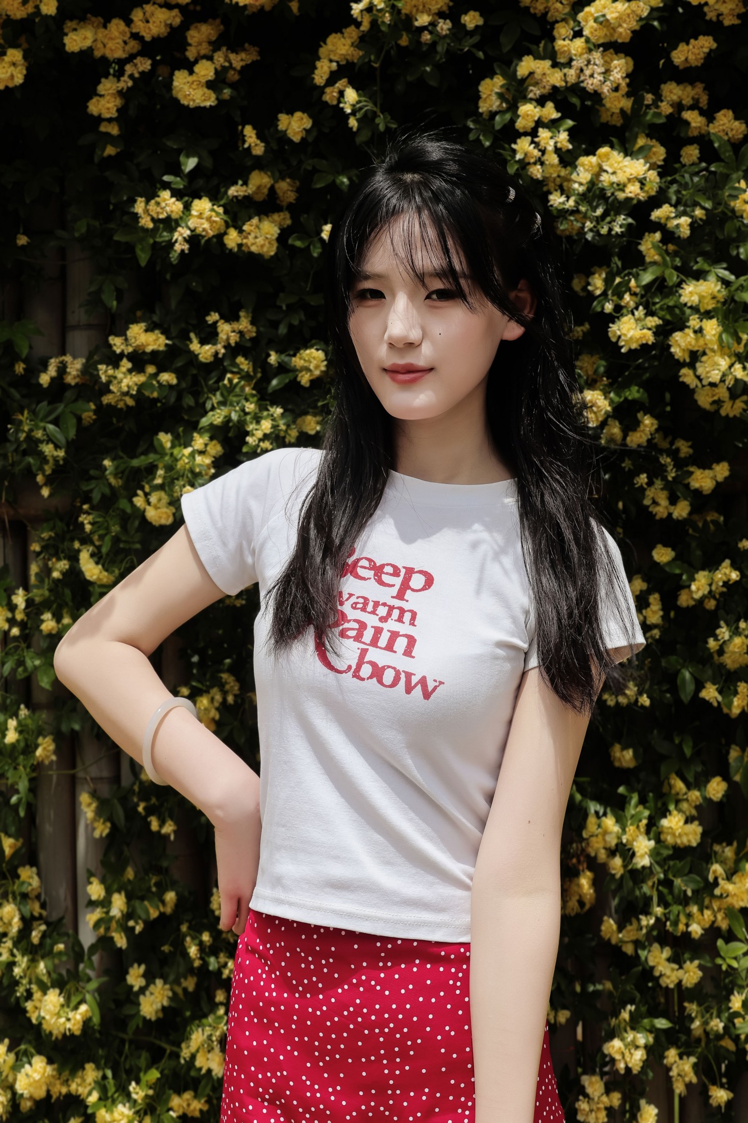 《黄木香白衣红裙子模特户外美女》[17P]