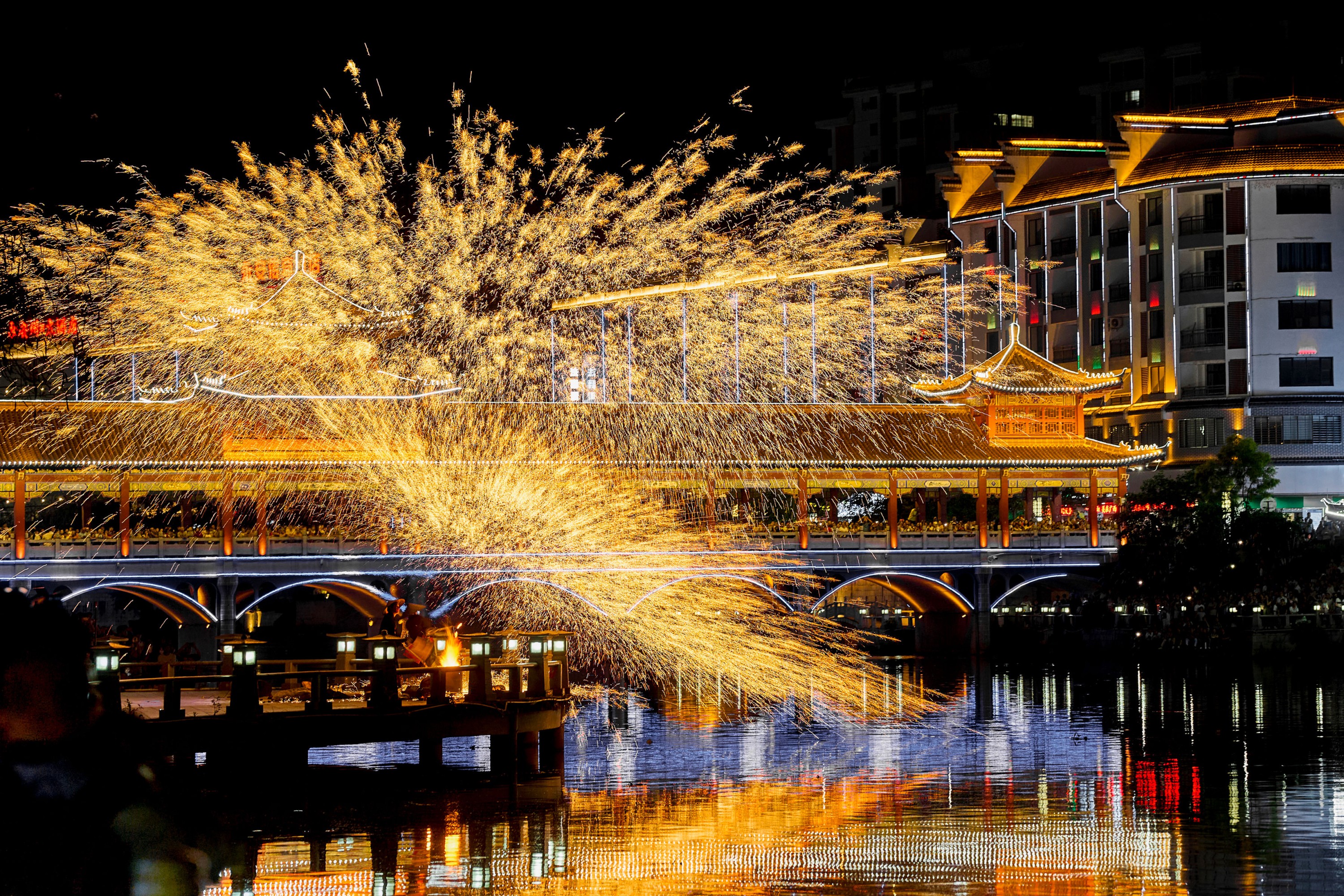 《铁花星河，人间浪漫》[19P]