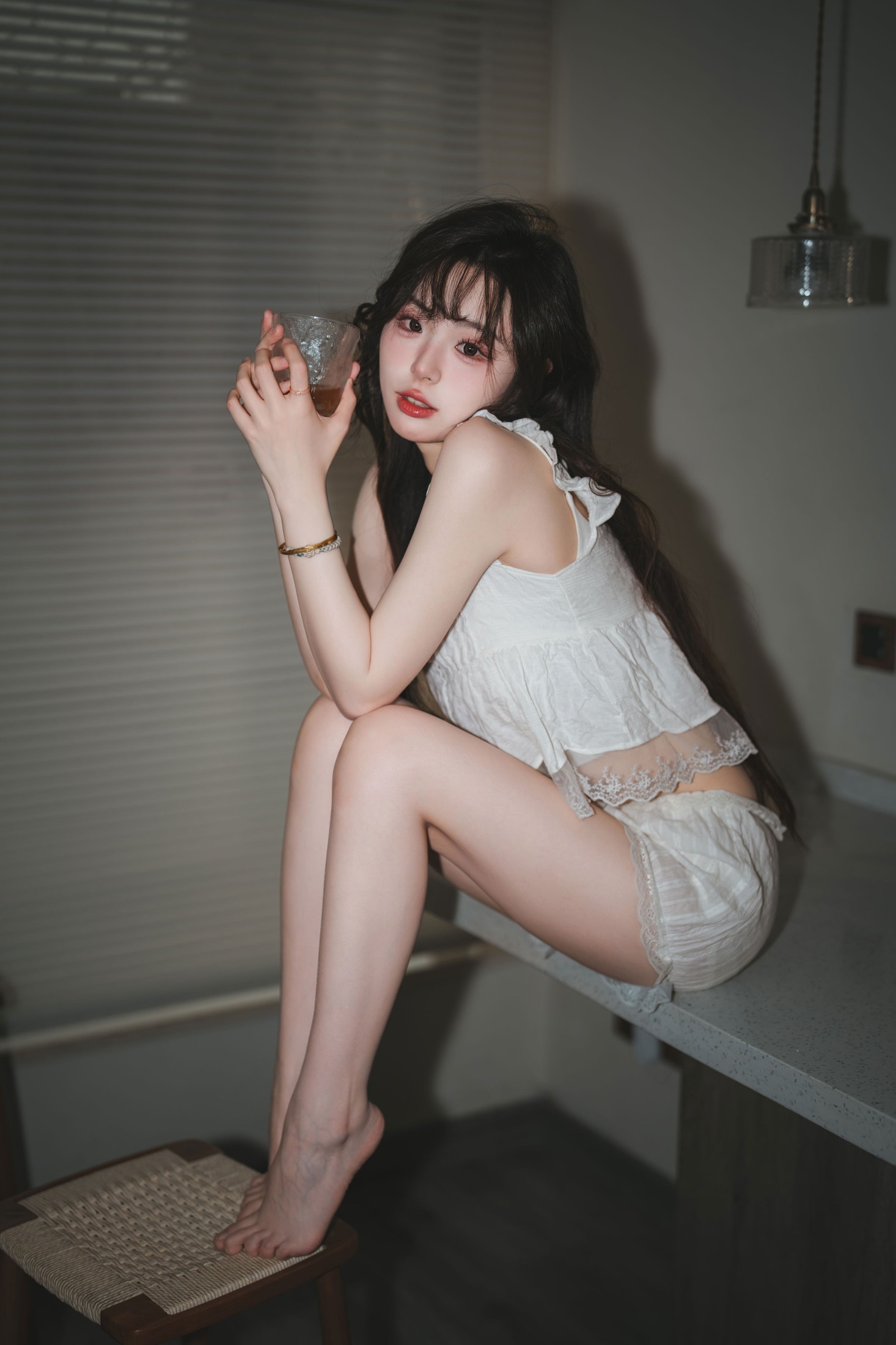 《纯欲背心居家拍照》[37P]