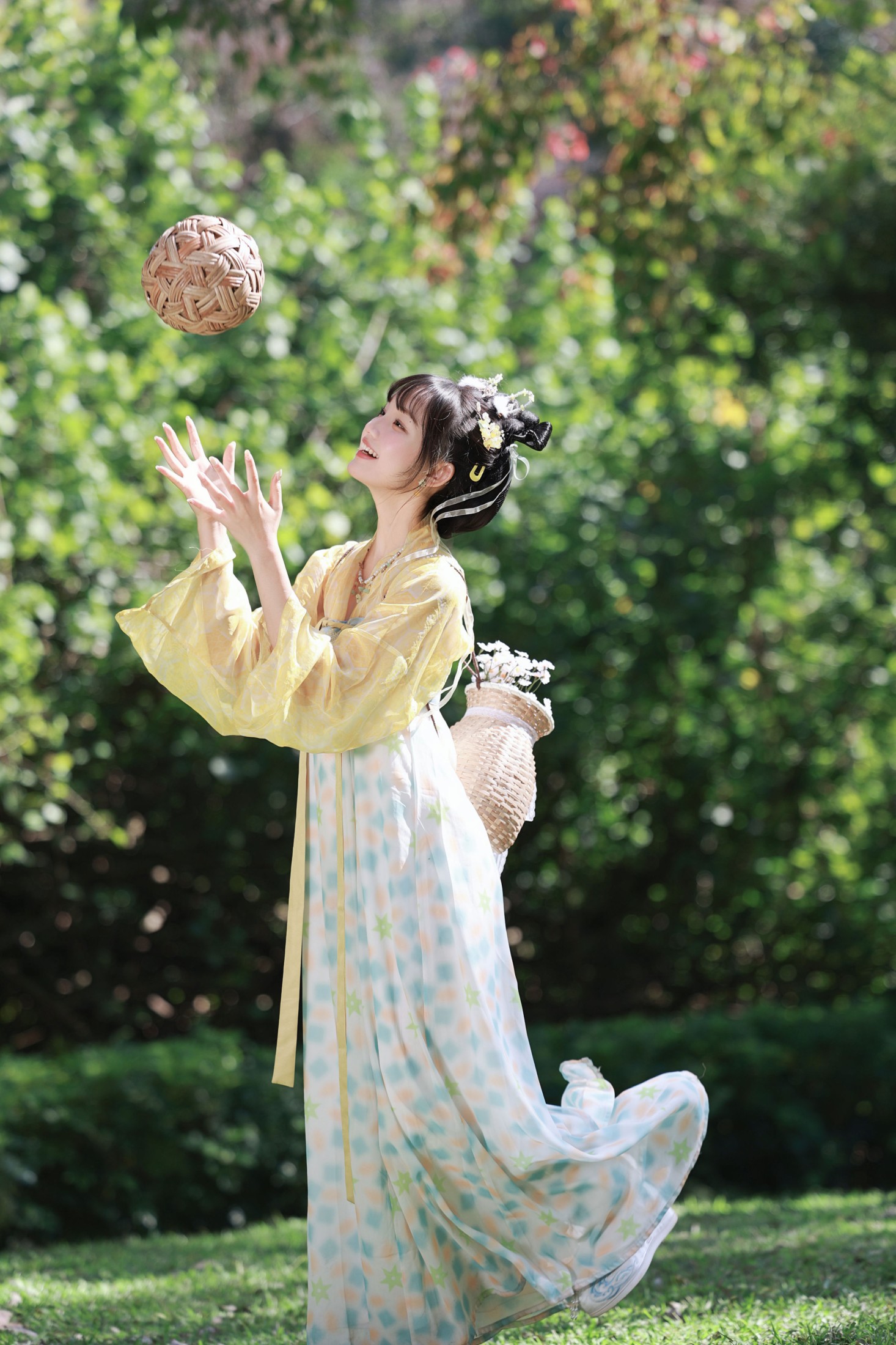 《蹴鞠与竹篮，藏着汉服少女的夏日心事》[12P]