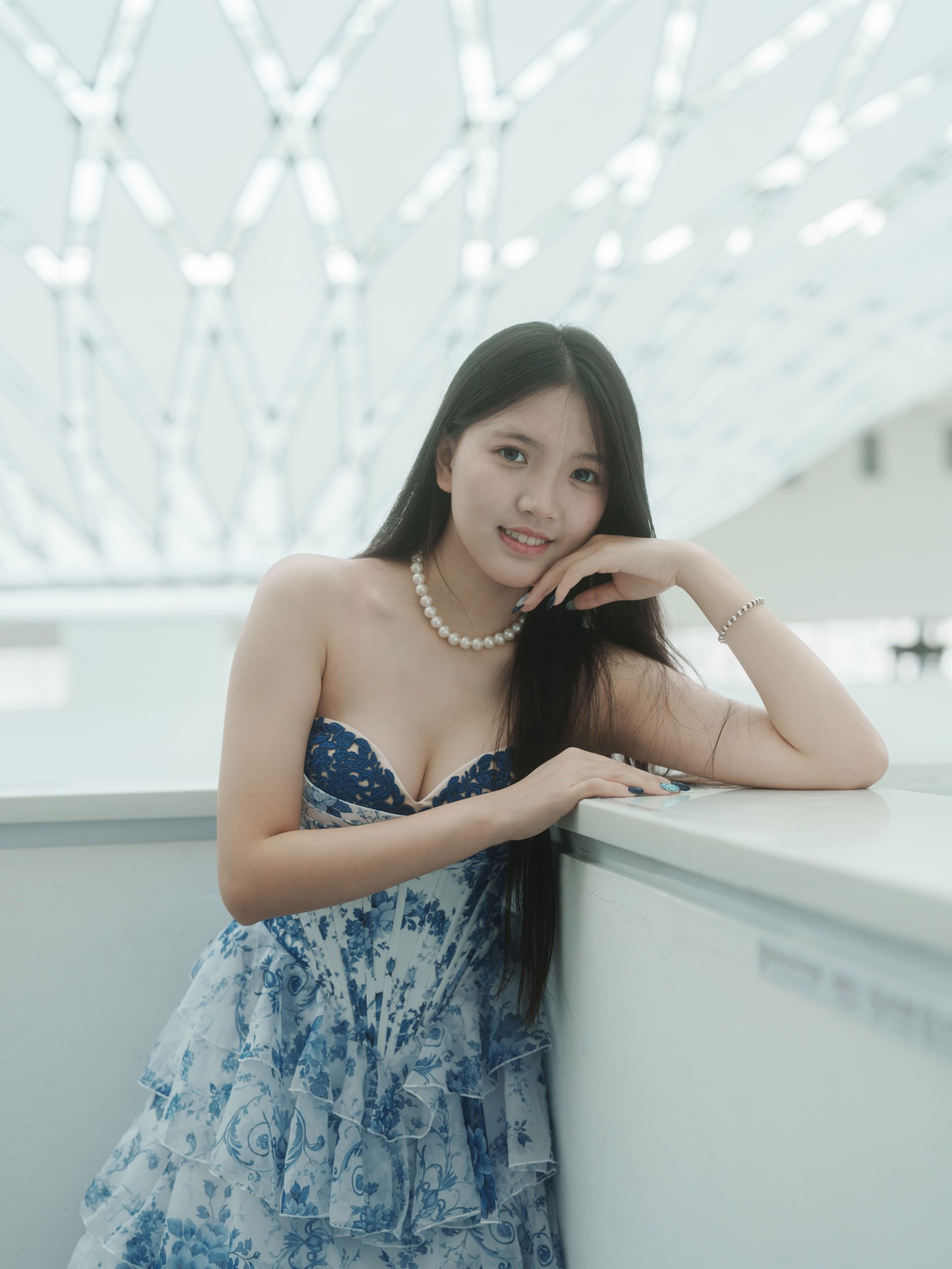 罗马柱旁的韩里韩气