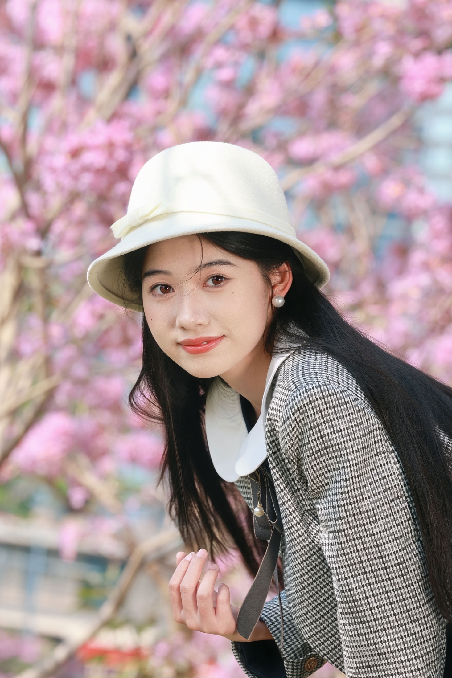 粉花树下的春日信笺，藏着少女的心事