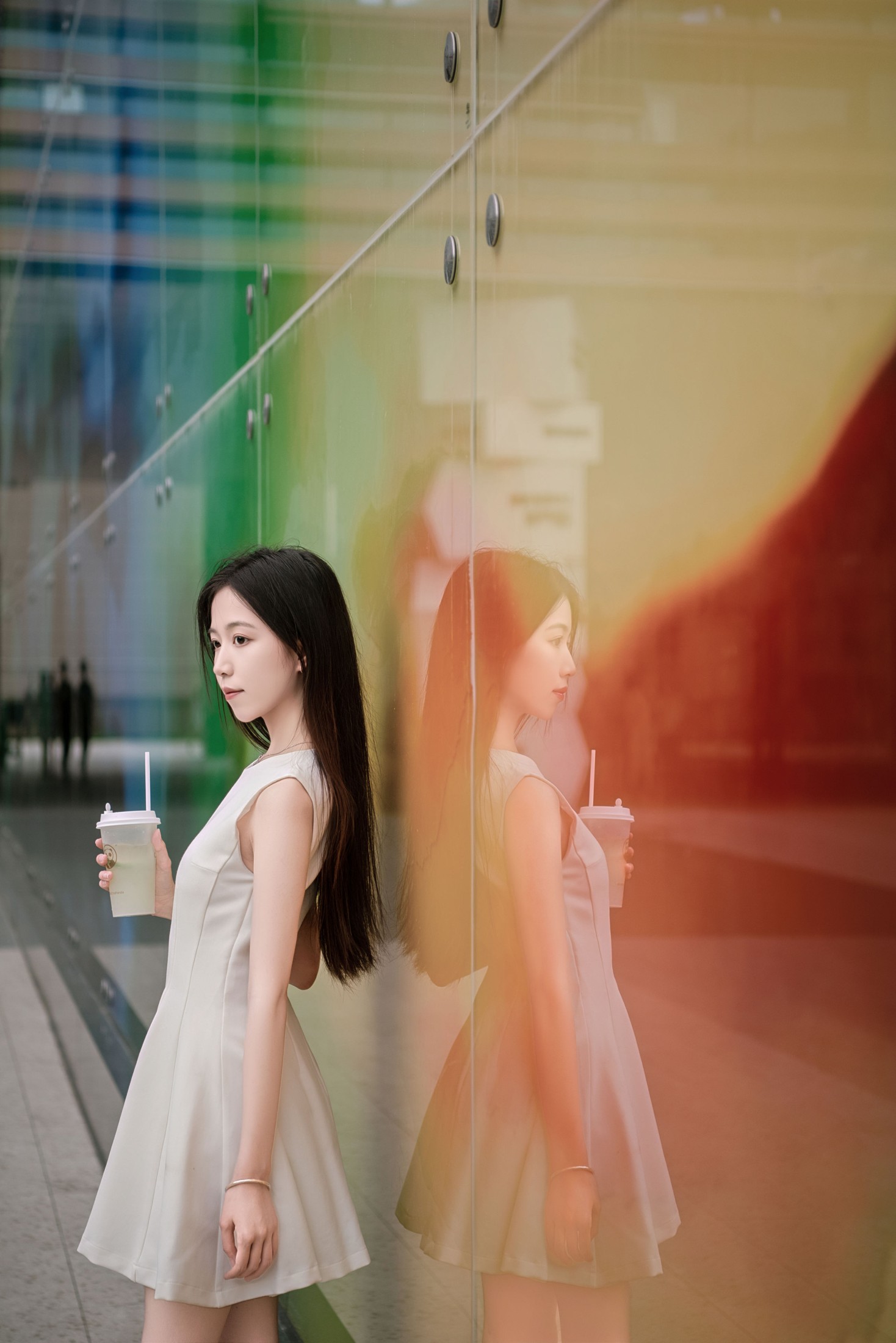 《玻璃幕墙前的优雅倩影》[13P]