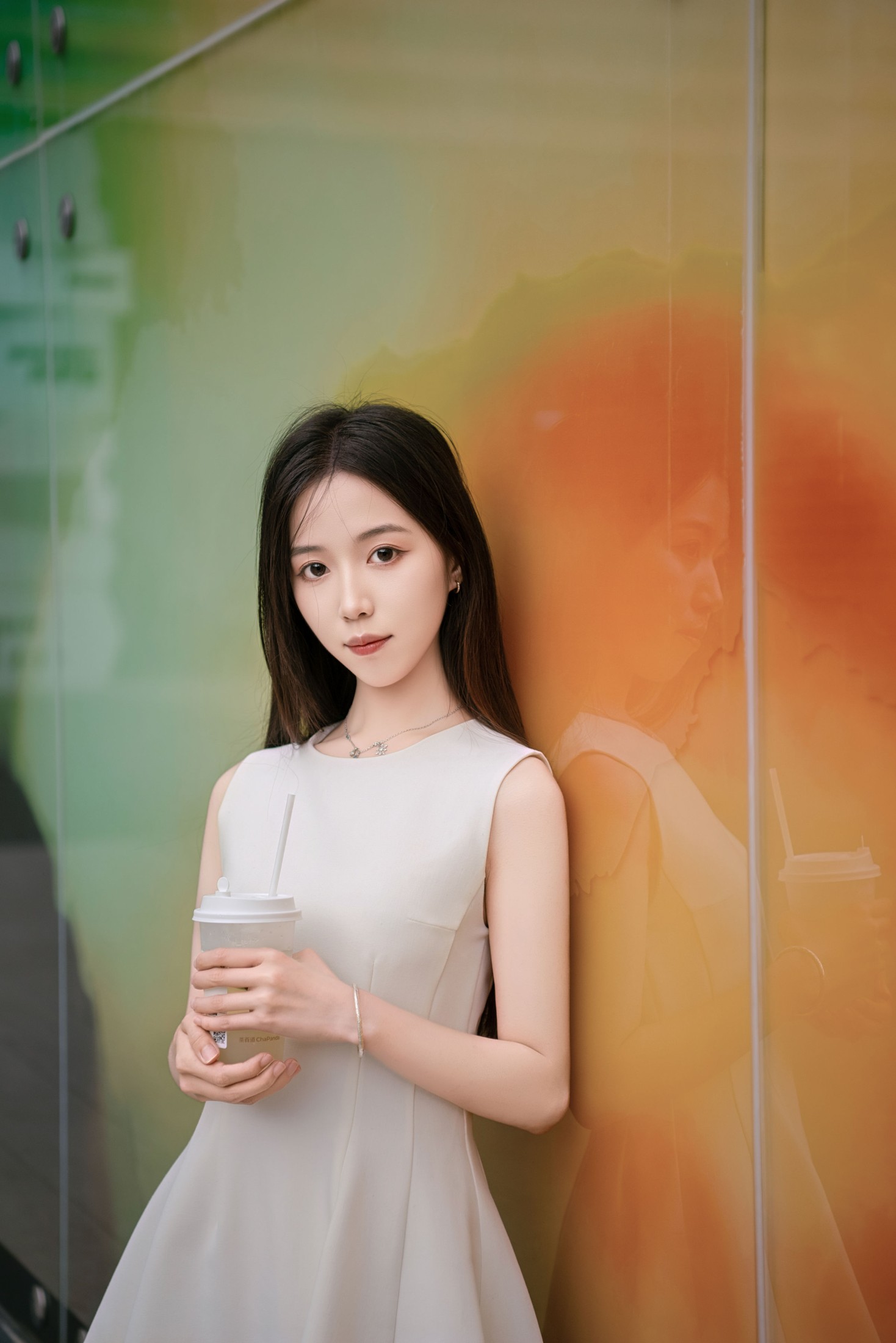 《玻璃幕墙前的优雅倩影》[13P]