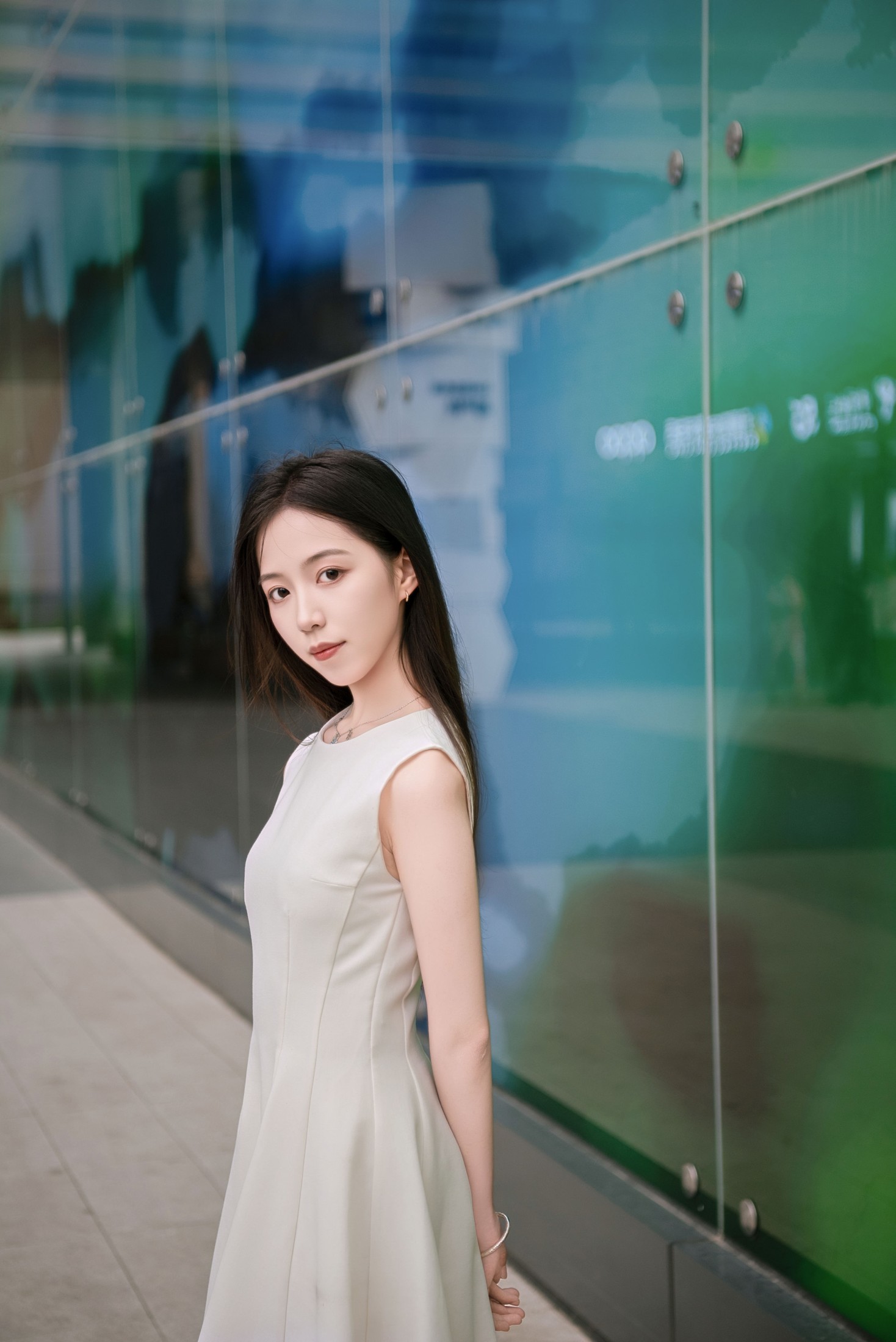 《玻璃幕墙前的优雅倩影》[13P]
